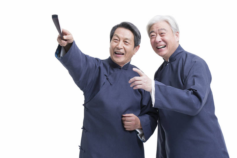 东方人,成年人,老年人,一个人,两个人,笑,微笑,露齿笑,横图,留白,抠图,白色背景,正面,快乐,兴奋,幸福,复古,北京,中国,亚洲,仅一个男性,仅一个人,表演,握,长袍,折扇,古典,年轻,注视,娱乐,表演者,传统,刺激,扮演,观察,看,站着,仅一个老年男性,活力,乐趣,亲密,握着,摄影,生活方式,观看,惊奇,幽默,察看,演出,指着,享乐,关注,中国文化,古典风格,东亚,远古,陪同,陪伴,老年男性,男人,男性,亚洲人,中国人,沟通,说话,半身,彩图,影棚拍摄,传统服装,装扮,欢乐,喜剧演员,传统文化,人老心不老,伴随,相声,bj175