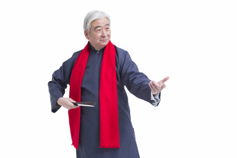 东方人,成年人,老年人,一个人,说,微笑,横图,留白,抠图,白色背景,正面,快乐,幸福,复古,北京,中国,春节,亚洲,仅一个男性,仅一个人,表演,握,风俗,节日,庆祝,装饰,长袍,折扇,古典,年轻,娱乐,表演者,传统,扮演,围巾,手势,站着,仅一个老年男性,温暖,活力,精神,乐趣,握着,摄影,生活方式,围脖,保暖,幽默,华丽,庆贺,点缀,演出,享乐,仪式,御寒,中国文化,祝贺,肖像,典礼,古典风格,东亚,远古,衬托,美观,雅致,雅观,元旦,制度,老年男性,男人,男性,亚洲人,中国人,讲话,说话,彩图,影棚拍摄,传统服装,装扮,欢乐,喜剧演员,打手势,传统文化,人老心不老,传统节日,相声,bj175