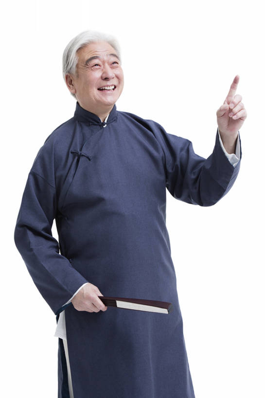 东方人,成年人,老年人,一个人,笑,说,微笑,露齿笑,竖图,留白,抠图,白色背景,正面,快乐,幸福,复古,北京,中国,亚洲,仅一个男性,仅一个人,表演,握,指,长袍,折扇,古典,年轻,方向,娱乐,表演者,传统,扮演,手势,向上看,站着,仅一个老年男性,活力,乐趣,握着,摄影,生活方式,幽默,演出,指着,享乐,指向,食指,中国文化,肖像,古典风格,东亚,远古,老年男性,男人,男性,亚洲人,中国人,讲话,说话,彩图,影棚拍摄,传统服装,装扮,欢乐,喜剧演员,打手势,传统文化,人老心不老,相声,bj175