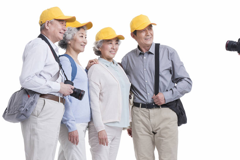 东方人,成年人,老年人,四个人,微笑,横图,白色背景,正面,旅游,度假,快乐,友谊,幸福,相机,北京,中国,亚洲,一排,握,整齐,挎包,注视,休闲装,娱乐,排列,背包,数码相机,观察,看,站着,享受,休闲,健康,放松,活力,握着,摄影,生活方式,观看,单反相机,生态,察看,退休,享乐,合影,队列,关注,爱好,东亚,陪同,陪伴,老年男性,老年女性,男人,男性,女人,女性,亚洲人,中国人,休闲活动,彩图,影棚拍摄,旅行,欢乐,人老心不老,伴随,bj175
