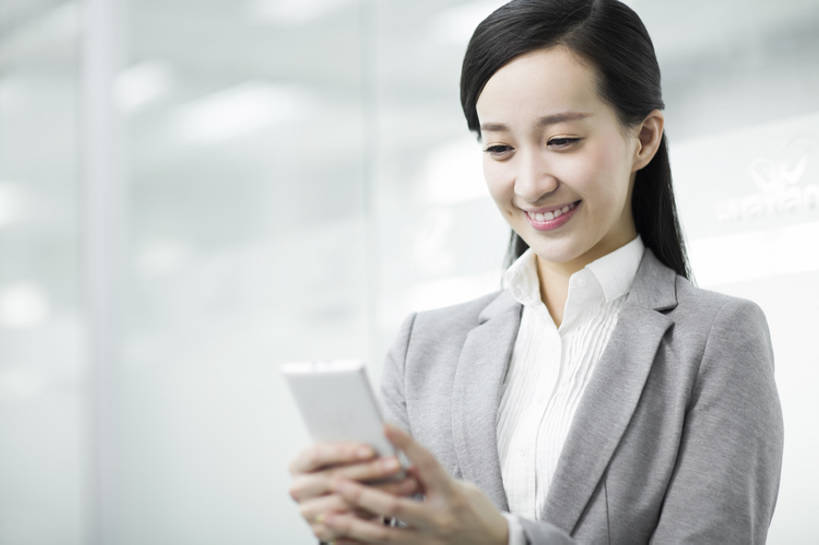 东方人,成年人,一个人,商务人士,商务女性,办公室,笑,微笑,露齿笑,横图,室内,留白,正面,商务,快乐,幸福,信心,技术,手机,北京,中国,亚洲,仅一个年轻女性,仅一个女性,仅一个人,连接,握,套装,正装,触摸屏,联系,拨打,现代,职业,活力,握着,摄影,享乐,发短信,智能手机,东亚,无线电技术,年轻女性,女人,女性,亚洲人,中国人,年轻人,白领,半身,彩图,欢乐,办公室职员,bj175