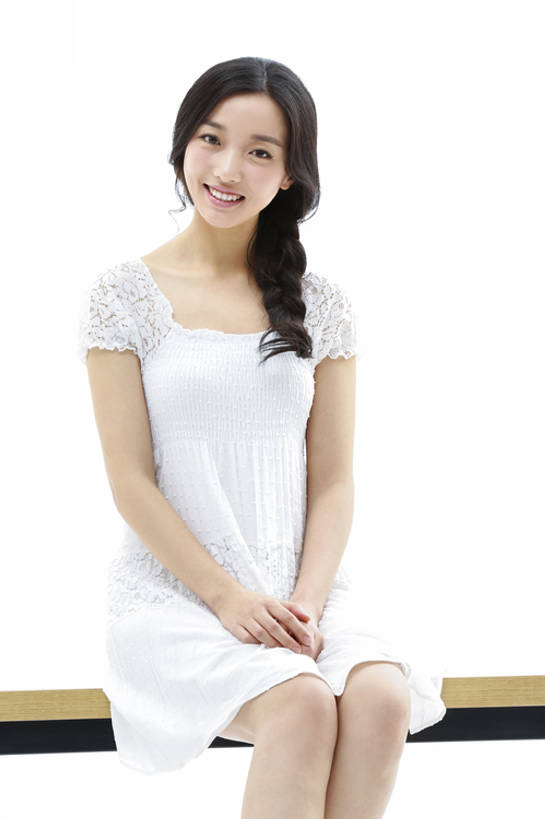 东方人,成年人,一个人,学生,笑,微笑,露齿笑,竖图,留白,抠图,白色背景,正面,时尚,快乐,幸福,北京,中国,亚洲,仅一个年轻女性,仅一个女性,仅一个人,长椅,美丽,注视,休闲装,现代,观察,看,休闲,摄影,生活方式,观看,察看,高雅,优美,享乐,关注,清新,肖像,东亚,纯净,年轻女性,女人,女性,亚洲人,中国人,年轻人,大学生,坐着,彩图,影棚拍摄,欢乐,魅力,美人,摆拍,bj175