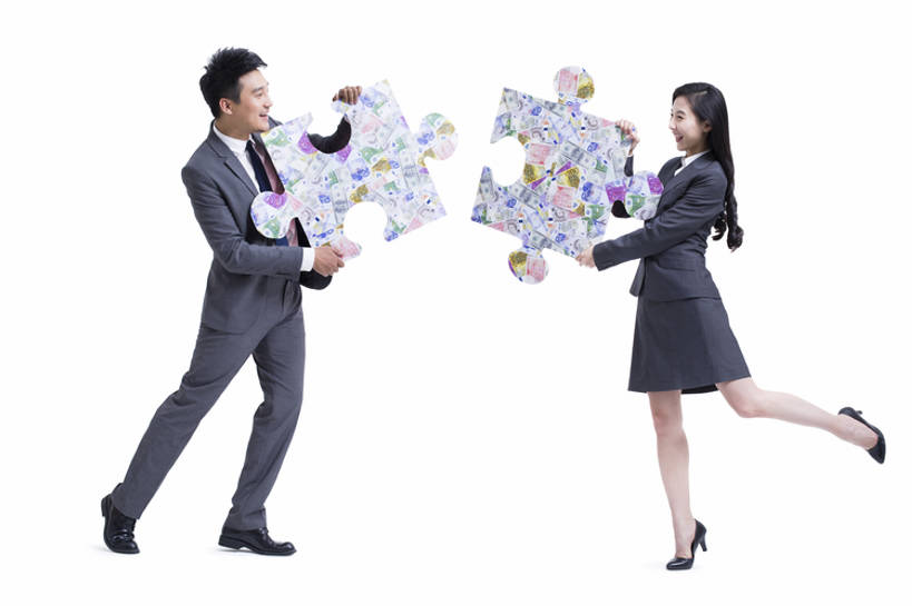 东方人,成年人,两个人,同事,商务人士,商务男性,商务女性,站,笑,微笑,露齿笑,横图,留白,抠图,白色背景,侧面,衬衫,西装,商务,游戏,快乐,兴奋,幸福,成功,合作,团队,集体,信心,计划,北京,中国,亚洲,连接,握,形状,套装,正装,领带,联系,玩,娱乐,队伍,刺激,站着,职业,休闲,整个,面对面,规划,活力,亲密,益智,合并,握着,财富,金融,纸币,摄影,活动,单腿,部分,创造力,领导,享乐,成就,发泄,消遣,智力,出示,商务装,填字游戏,合伙,领袖,工薪阶层,东亚,七巧板,陪同,一套,宣泄,策略,陪伴,想法,解决,货币,男人,男性,年轻女性,女人,女性,中年男性,亚洲人,中国人,年轻人,白领,上班族,说话,玩耍,嬉戏,站立,彩图,全身,影棚拍摄,衬衣,欢乐,纵横字谜,办公室职员,伴随,bj175