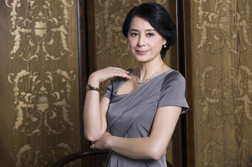 东方人,成年人,中年人,老年人,一个人,家,微笑,横图,室内,正面,快乐,幸福,成功,信心,家具,屏风,项链,椅子,北京,中国,亚洲,仅一个女性,仅一个人,正装,木制,房屋,古典,美丽,注视,传统,盛装,观察,看,站着,仅一个中年女性,财富,摄影,观看,协调,察看,高雅,优美,遮挡,贵族,关注,中国文化,华贵,肖像,分隔,东亚,美化,老年女性,女人,女性,中年女性,亚洲人,中国人,半身,彩图,魅力,传统文化,美人,上层阶级,明式家具,bj175