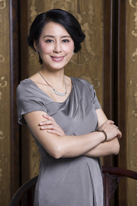 东方人,成年人,中年人,老年人,一个人,家,笑,双手交叉,微笑,露齿笑,竖图,室内,正面,快乐,幸福,成功,信心,家具,屏风,项链,北京,中国,亚洲,仅一个女性,仅一个人,正装,房屋,古典,美丽,注视,传统,盛装,观察,看,站着,仅一个中年女性,财富,摄影,观看,协调,察看,双手抱胸,高雅,优美,遮挡,贵族,关注,中国文化,华贵,肖像,分隔,东亚,美化,老年女性,女人,女性,中年女性,亚洲人,中国人,彩图,魅力,传统文化,美人,上层阶级,明式家具,bj175