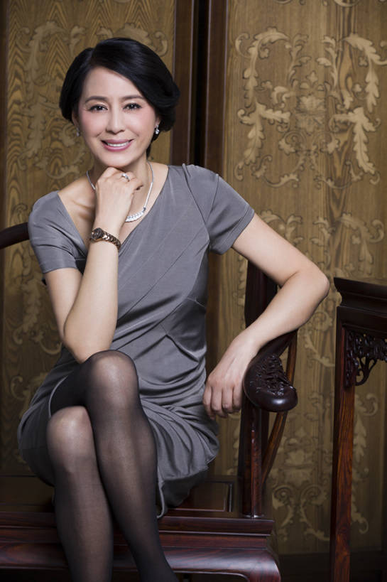 东方人,成年人,中年人,老年人,一个人,家,笑,微笑,露齿笑,竖图,室内,留白,正面,快乐,幸福,成功,信心,家具,屏风,项链,椅子,北京,中国,亚洲,仅一个女性,仅一个人,撑,正装,木制,房屋,古典,美丽,托腮,传统,盛装,托,仅一个中年女性,财富,摄影,协调,高雅,优美,遮挡,贵族,中国文化,托下巴,华贵,分隔,东亚,美化,老年女性,女人,女性,中年女性,亚洲人,中国人,坐着,彩图,魅力,传统文化,美人,上层阶级,明式家具,bj175