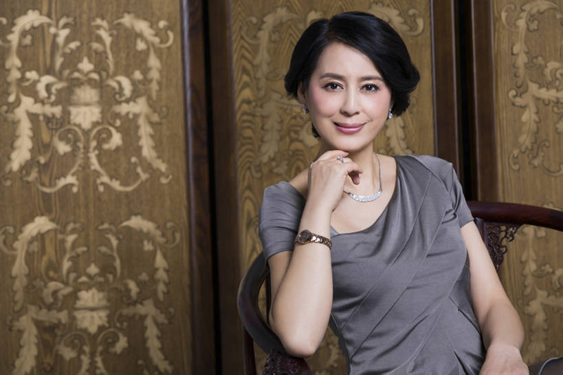 东方人,成年人,中年人,老年人,一个人,家,微笑,横图,室内,留白,正面,快乐,幸福,成功,信心,家具,屏风,项链,椅子,北京,中国,亚洲,仅一个女性,仅一个人,撑,正装,木制,房屋,古典,美丽,托腮,注视,传统,盛装,观察,看,托,仅一个中年女性,财富,摄影,观看,协调,察看,高雅,优美,遮挡,贵族,关注,中国文化,托下巴,华贵,肖像,分隔,东亚,美化,老年女性,女人,女性,中年女性,亚洲人,中国人,坐着,半身,彩图,魅力,传统文化,美人,上层阶级,明式家具,bj175