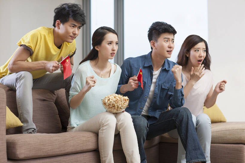 东方人,成年人,四个人,家庭,丈夫,妻子,家,客厅,横图,室内,白天,正面,爱情,锻炼,时尚,快乐,自由,友谊,分享,比赛,运动,竞争,窗户,沙发,电视,旗帜,北京,中国,亚洲,一排,连接,握,整齐,房屋,公寓,食品,浪漫,注视,休闲装,娱乐,现代,小吃,球迷,排列,观察,看,手势,张嘴,休闲,舒服,温暖,温馨,表情,一家人,爆米花,恩爱,放松,活力,亲密,压力,凝视,握着,约会,恋人,摄影,生活方式,观看,希望,支撑,和睦,察看,专心,起居室,舒适,住房,体育运动,忧虑,队列,关注,彩电,房地产,爱好,情绪,世界杯,张大嘴巴,东亚,陪同,爱国主义,软垫,彩色电视机,显像管屏,显像管屏幕,陪伴,体育,足球运动,男人,男性,年轻男性,年轻女性,女人,女性,亚洲人,中国人,年轻人,拳头,情侣,电视机,张开嘴,休闲活动,坐着,彩图,健身,伴侣,融洽,打手势,摆拍,伴随,bj175