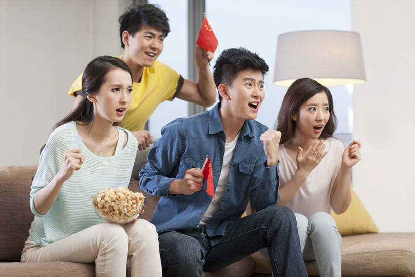 东方人,成年人,四个人,家庭,丈夫,妻子,家,客厅,横图,室内,白天,正面,爱情,锻炼,时尚,快乐,自由,友谊,分享,比赛,运动,竞争,窗户,沙发,电视,旗帜,北京,中国,亚洲,一排,连接,握,整齐,房屋,公寓,食品,浪漫,注视,休闲装,娱乐,现代,小吃,球迷,排列,观察,看,手势,张嘴,休闲,舒服,温暖,温馨,表情,一家人,爆米花,恩爱,放松,活力,亲密,压力,凝视,握着,约会,恋人,摄影,生活方式,观看,希望,支撑,和睦,察看,专心,起居室,舒适,住房,体育运动,忧虑,队列,关注,彩电,房地产,爱好,情绪,世界杯,张大嘴巴,东亚,陪同,爱国主义,软垫,彩色电视机,显像管屏,显像管屏幕,陪伴,体育,足球运动,男人,男性,年轻男性,年轻女性,女人,女性,亚洲人,中国人,年轻人,拳头,情侣,电视机,张开嘴,休闲活动,坐着,彩图,健身,伴侣,融洽,打手势,摆拍,伴随,bj175