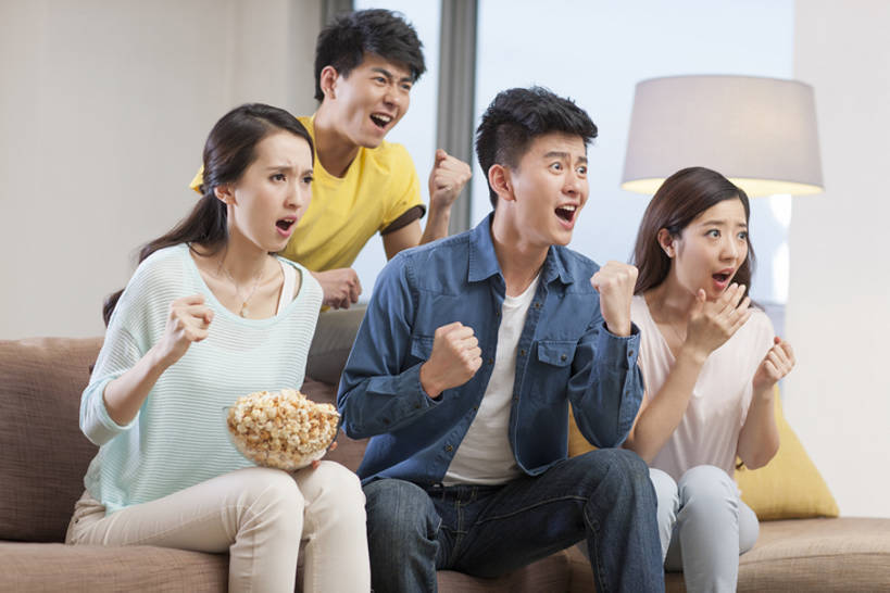 东方人,成年人,四个人,家庭,丈夫,妻子,家,客厅,横图,室内,白天,正面,爱情,锻炼,时尚,快乐,自由,友谊,分享,比赛,运动,竞争,窗户,沙发,电视,北京,中国,亚洲,一排,连接,整齐,房屋,公寓,食品,浪漫,注视,休闲装,娱乐,现代,小吃,球迷,排列,观察,看,手势,张嘴,休闲,舒服,温暖,温馨,表情,一家人,爆米花,恩爱,放松,活力,亲密,压力,凝视,约会,恋人,摄影,生活方式,观看,希望,支撑,和睦,察看,专心,起居室,舒适,住房,体育运动,忧虑,队列,关注,彩电,房地产,爱好,情绪,世界杯,张大嘴巴,东亚,陪同,爱国主义,软垫,彩色电视机,显像管屏,显像管屏幕,陪伴,体育,足球运动,男人,男性,年轻男性,年轻女性,女人,女性,亚洲人,中国人,年轻人,拳头,情侣,电视机,张开嘴,休闲活动,坐着,彩图,健身,伴侣,融洽,打手势,摆拍,伴随,bj175