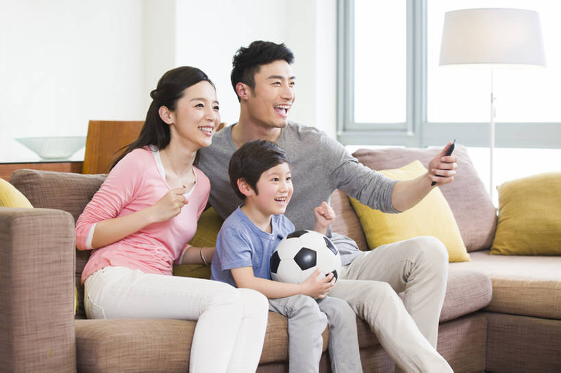 东方人,婴儿,儿童,成年人,三个人,家庭,父母,母亲,父亲,儿子,家,客厅,站,笑,微笑,露齿笑,横图,室内,正面,快乐,兴奋,幸福,纯洁,橄榄球,足球,窗户,沙发,电视,北京,中国,亚洲,握,欢呼,庆祝,房屋,公寓,注视,休闲装,娱乐,现代,刺激,小孩,遥控器,观察,看,站着,休闲,温暖,温馨,表情,一家人,放松,活力,可爱,乐趣,亲密,童年,童趣,握着,摄影,活泼,生长,生活方式,观看,希望,和睦,控制,察看,专心,起居室,住房,享乐,挑选,忧虑,关注,亲情,彩电,宝宝,房地产,选择,世界杯,童真,东亚,纯真,烂漫,无邪,陪同,彩色电视机,显像管屏,显像管屏幕,陪伴,无忧无虑,获胜,伶俐,天真,足球运动,男孩,男人,男性,年轻男性,年轻女性,女人,女性,亚洲人,中国人,孩子,年轻人,拳头,电视机,休闲活动,站立,坐着,彩图,欢乐,当代,融洽,男生,好消息,伴随,bj175