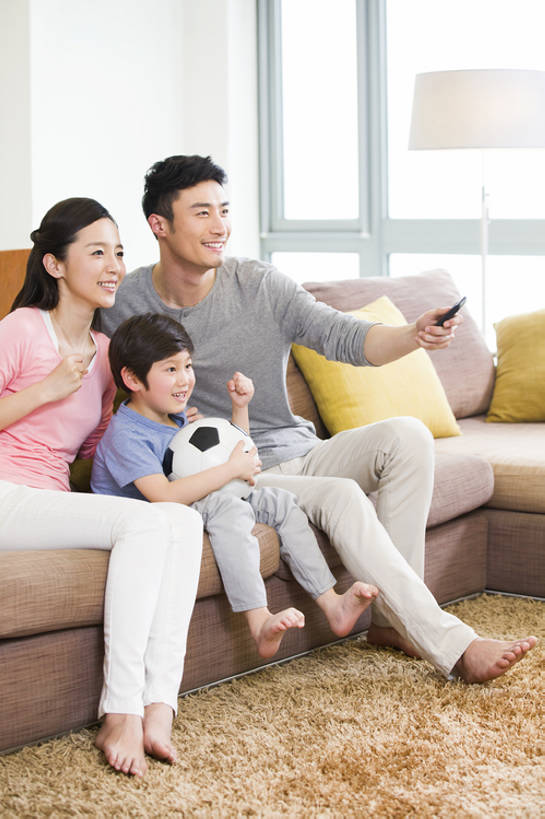 东方人,婴儿,儿童,成年人,三个人,家庭,父母,母亲,父亲,儿子,家,客厅,站,笑,微笑,露齿笑,竖图,室内,正面,快乐,兴奋,幸福,纯洁,橄榄球,足球,窗户,地毯,沙发,电视,纺织品,北京,中国,亚洲,握,装饰,毛毯,毯子,房屋,公寓,注视,休闲装,光脚,娱乐,现代,刺激,纺织,小孩,垫子,遥控器,观察,看,站着,休闲,温暖,温馨,表情,一家人,赤脚,放松,活力,可爱,乐趣,亲密,童年,童趣,握着,摄影,活泼,生长,生活方式,观看,希望,华丽,修饰,点缀,和睦,控制,察看,专心,起居室,住房,享乐,挑选,忧虑,关注,亲情,彩电,宝宝,房地产,选择,世界杯,童真,东亚,纯真,烂漫,无邪,陪同,衬托,美观,雅致,雅观,彩色电视机,显像管屏,显像管屏幕,陪伴,无忧无虑,伶俐,天真,足球运动,男孩,男人,男性,年轻男性,年轻女性,女人,女性,亚洲人,中国人,孩子,年轻人,拳头,电视机,休闲活动,站立,坐着,彩图,全身,欢乐,当代,融洽,男生,伴随,bj175