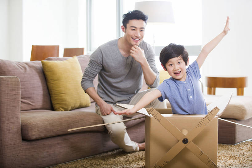 东方人,婴儿,儿童,成年人,两个人,家庭,父母,父亲,儿子,家,客厅,站,笑,微笑,露齿笑,横图,室内,正面,游戏,快乐,兴奋,幸福,纯洁,窗户,地毯,沙发,飞机,玩具,纺织品,北京,中国,亚洲,撑,装饰,毛毯,毯子,房屋,公寓,玩,托腮,注视,休闲装,现代,飞,刺激,盒子,纺织,小孩,垫子,观察,看,托,站着,休闲,温暖,温馨,父子,一家人,活力,可爱,乐趣,亲密,童年,童趣,模仿,摄影,活泼,生长,生活方式,观看,华丽,修饰,纸板,直升机,点缀,和睦,察看,创造力,起居室,住房,享乐,关爱,关注,托下巴,亲情,宝宝,房地产,想象,童真,东亚,纯真,烂漫,无邪,陪同,衬托,美观,雅致,雅观,陪伴,无忧无虑,伶俐,天真,男孩,男人,男性,年轻男性,亚洲人,中国人,孩子,年轻人,休闲活动,站立,坐着,彩图,全身,欢乐,当代,融洽,男生,伴随,bj175