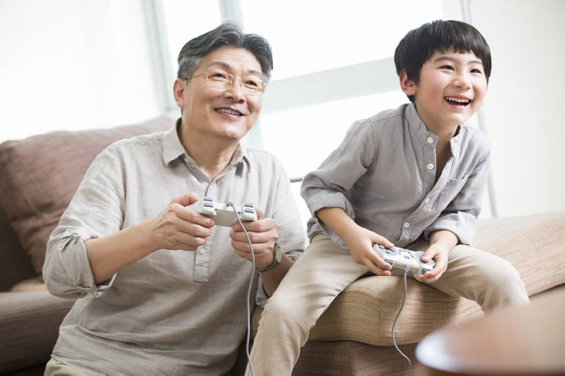 东方人,儿童,成年人,老年人,两个人,家庭,祖父母,祖父,家,客厅,站,笑,微笑,露齿笑,横图,室内,正面,游戏,快乐,兴奋,幸福,纯洁,比赛,竞争,科技,窗户,沙发,北京,中国,亚洲,一排,连接,握,整齐,房屋,公寓,倾斜,玩,休闲装,娱乐,现代,刺激,排列,小孩,站着,休闲,温暖,温馨,一家人,放松,活力,可爱,乐趣,亲密,童年,童趣,握着,摄影,游戏机,生长,生活方式,活动,操纵杆,和睦,控制,起居室,掌上游戏机,住房,享乐,游戏手柄,队列,发泄,消遣,智力,亲情,掌机,房地产,爱好,童真,东亚,烂漫,无邪,陪同,便携式游戏机,手提游戏机,宣泄,陪伴,无忧无虑,天真,老年男性,男孩,男人,男性,亚洲人,中国人,孩子,孙子,休闲活动,玩耍,嬉戏,站立,坐着,彩图,欢乐,当代,融洽,男生,电子游戏机,计算机游戏,伴随,bj175