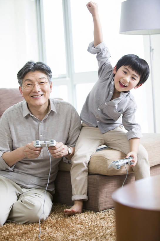 东方人,儿童,成年人,老年人,两个人,家庭,祖父母,祖父,家,客厅,站,笑,微笑,露齿笑,竖图,室内,正面,游戏,快乐,兴奋,幸福,纯洁,比赛,竞争,科技,窗户,地毯,沙发,北京,中国,亚洲,一排,连接,握,欢呼,庆祝,整齐,房屋,公寓,玩,注视,休闲装,光脚,娱乐,现代,刺激,排列,小孩,观察,看,站着,休闲,温暖,温馨,一家人,赤脚,放松,活力,可爱,乐趣,亲密,童年,童趣,握着,摄影,游戏机,生长,生活方式,观看,活动,操纵杆,和睦,控制,察看,起居室,掌上游戏机,住房,享乐,击败,游戏手柄,队列,发泄,关注,消遣,智力,亲情,掌机,房地产,肖像,爱好,童真,东亚,烂漫,无邪,陪同,便携式游戏机,手提游戏机,宣泄,陪伴,无忧无虑,获胜,天真,老年男性,男孩,男人,男性,亚洲人,中国人,孩子,孙子,休闲活动,玩耍,嬉戏,站立,坐着,彩图,欢乐,当代,融洽,男生,电子游戏机,计算机游戏,伴随,bj175