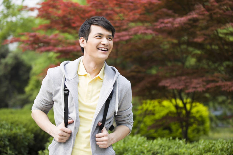 东方人,成年人,一个人,学生,学校,笑,微笑,露齿笑,横图,室外,白天,正面,快乐,幸福,北京,中国,亚洲,仅一个男性,仅一个人,书包,教育,注视,休闲装,校园,树,仅一个年轻男性,背包,春天,观察,看,站着,下课,休闲,放松,活力,乐趣,摄影,生活方式,观看,灌木,察看,享乐,关注,东亚,无忧无虑,男人,男性,年轻男性,亚洲人,中国人,年轻人,大学生,休闲活动,步行,半身,彩图,欢乐,大学,bj175