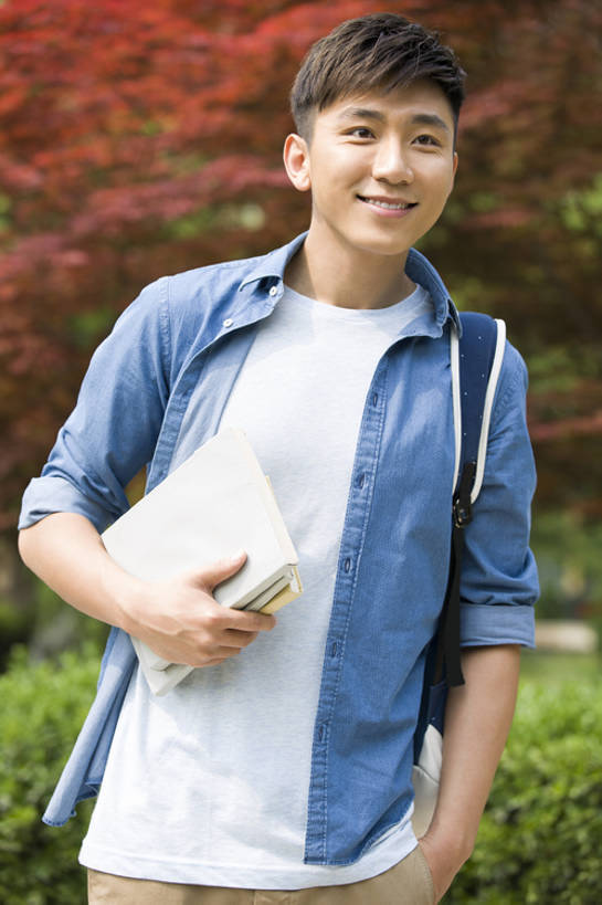 东方人,成年人,一个人,学生,学校,笑,微笑,露齿笑,竖图,室外,白天,正面,快乐,幸福,北京,中国,亚洲,仅一个男性,仅一个人,握,书包,教育,注视,休闲装,校园,树,仅一个年轻男性,背包,耳麦,教科书,春天,观察,看,站着,下课,休闲,放松,活力,乐趣,握着,摄影,生活方式,观看,灌木,察看,享乐,关注,东亚,无忧无虑,男人,男性,年轻男性,亚洲人,中国人,年轻人,大学生,书,休闲活动,步行,两手抄兜,半身,彩图,欢乐,大学,bj175