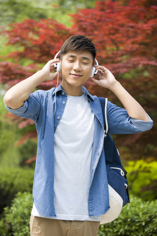 东方人,成年人,一个人,学生,学校,微笑,竖图,室外,白天,正面,快乐,幸福,北京,中国,亚洲,仅一个男性,仅一个人,握,书包,教育,音乐,听,休闲装,校园,树,仅一个年轻男性,背包,耳麦,春天,站着,下课,休闲,放松,活力,乐趣,握着,摄影,生活方式,灌木,享乐,东亚,无忧无虑,男人,男性,年轻男性,亚洲人,中国人,年轻人,大学生,休闲活动,闭着眼睛,彩图,欢乐,大学,bj175