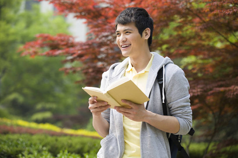 东方人,成年人,一个人,学生,学校,笑,微笑,露齿笑,横图,室外,白天,正面,快乐,幸福,北京,中国,亚洲,仅一个男性,仅一个人,握,学习,书包,教育,注视,休闲装,校园,树,仅一个年轻男性,背包,教科书,春天,观察,看,站着,下课,休闲,放松,活力,乐趣,读,握着,摄影,生活方式,观看,灌木,察看,知识,享乐,关注,东亚,无忧无虑,男人,男性,年轻男性,亚洲人,中国人,年轻人,大学生,书,休闲活动,半身,彩图,欢乐,大学,bj175