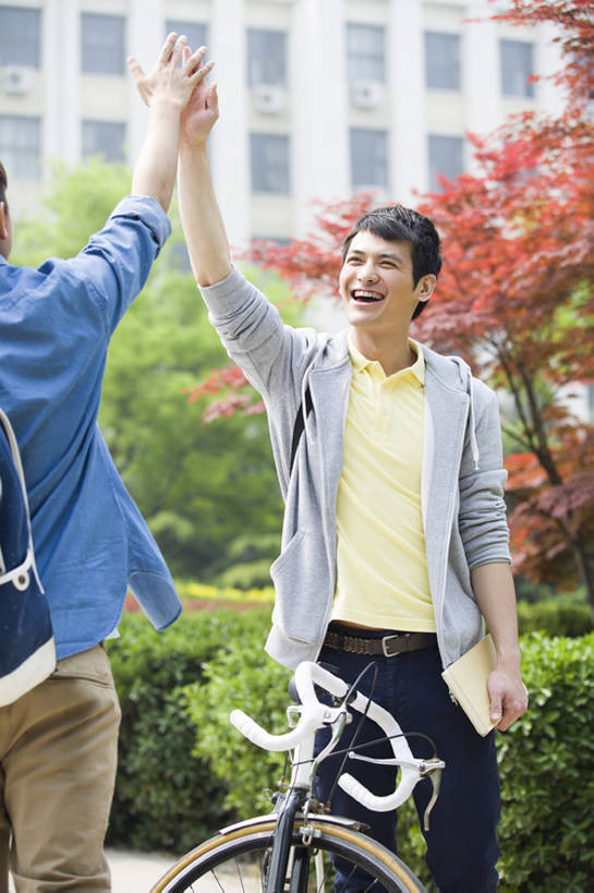 东方人,成年人,两个人,学生,学校,教学楼,笑,微笑,露齿笑,竖图,室外,白天,正面,快乐,兴奋,友谊,幸福,自行车,北京,中国,亚洲,击掌,欢呼,庆祝,书包,教育,休闲装,校园,刺激,树,背面,背包,春天,站着,下课,休闲,教室,同学,面对面,放松,活力,乐趣,亲密,摄影,生活方式,灌木,享乐,问候,东亚,陪同,陪伴,无忧无虑,男人,男性,年轻男性,亚洲人,中国人,年轻人,大学生,休闲活动,沟通,说话,彩图,欢乐,大学,教学大楼,好消息,伴随,bj175