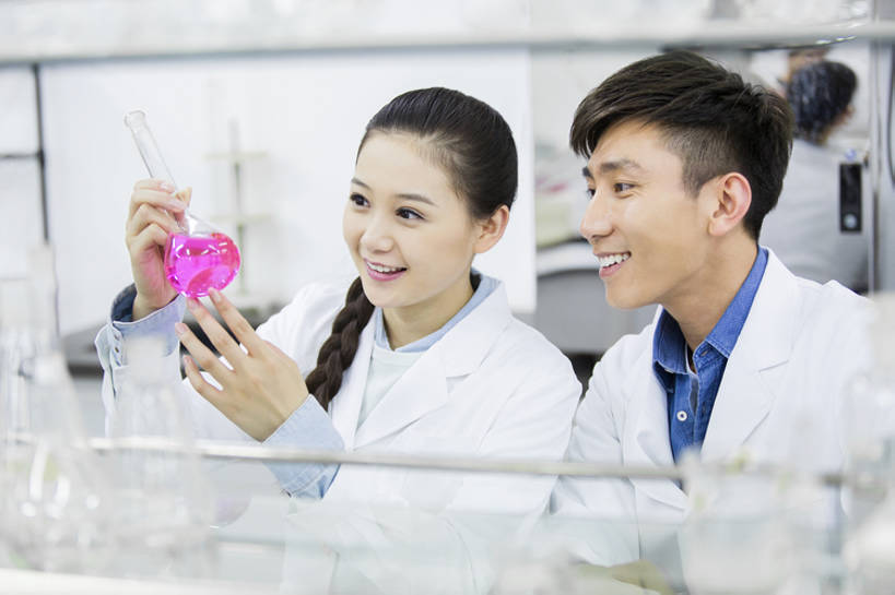 东方人,成年人,两个人,学生,笑,微笑,露齿笑,横图,室内,白天,正面,制服,快乐,幸福,成功,实验,北京,中国,亚洲,学习,研究,科学,化学,烧瓶,药剂,实验室,教育,休闲装,活力,亲密,读,摄影,生活方式,创造力,知识,成就,发明,创新,东亚,发展,实验服,陪同,陪伴,想法,男人,男性,年轻男性,年轻女性,女人,女性,亚洲人,中国人,年轻人,大学生,半身,彩图,欢乐,大学,伴随,bj175