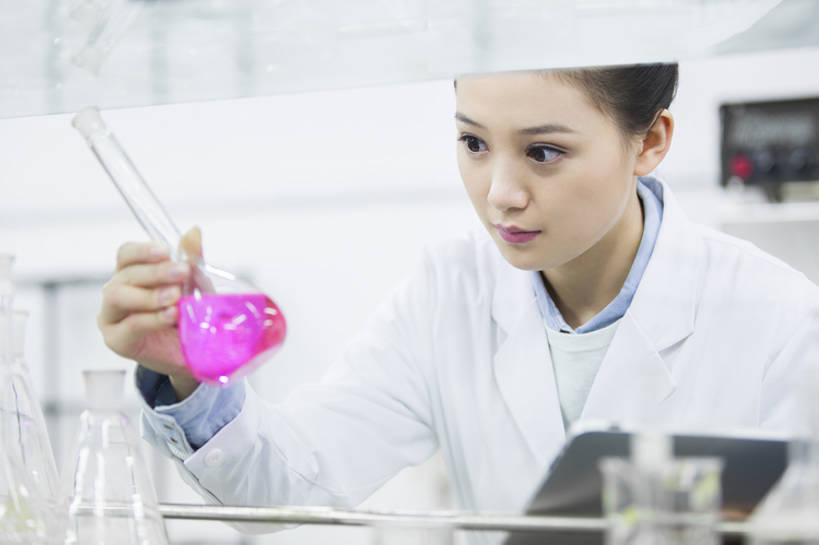 东方人,成年人,一个人,学生,横图,室内,白天,正面,制服,成功,实验,北京,中国,亚洲,仅一个年轻女性,仅一个女性,仅一个人,握,学习,研究,科学,化学,烧瓶,药剂,实验室,教育,休闲装,活力,读,握着,摄影,生活方式,创造力,知识,成就,发明,创新,东亚,发展,实验服,想法,认真,年轻女性,女人,女性,亚洲人,中国人,年轻人,大学生,半身,彩图,大学,bj175