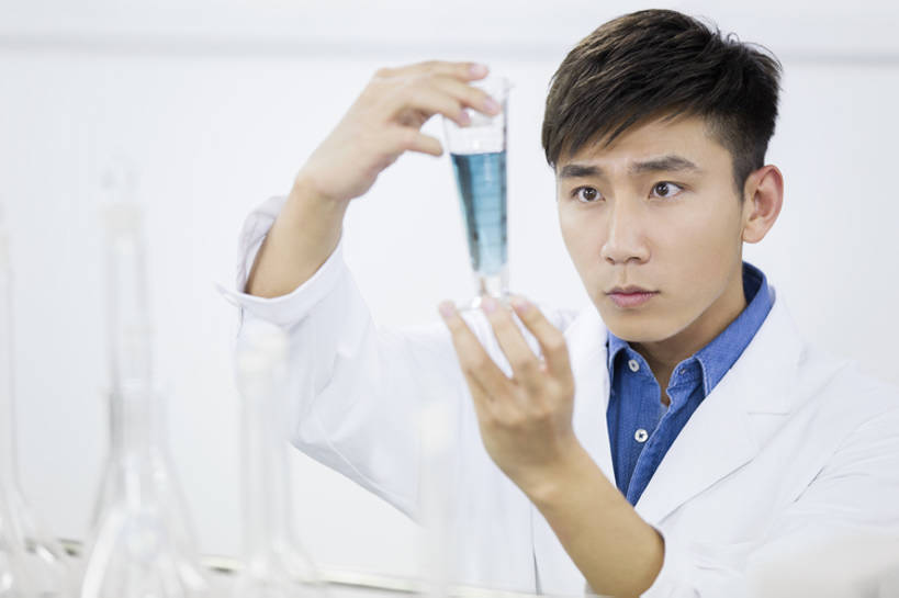 东方人,成年人,一个人,学生,横图,室内,白天,正面,制服,成功,实验,北京,中国,亚洲,仅一个男性,仅一个人,握,学习,研究,科学,化学,药剂,实验室,教育,休闲装,量杯,仅一个年轻男性,活力,读,握着,摄影,生活方式,创造力,知识,成就,发明,创新,东亚,发展,实验服,想法,认真,男人,男性,年轻男性,亚洲人,中国人,年轻人,大学生,半身,彩图,大学,bj175