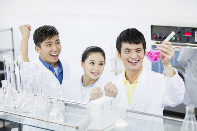 东方人,成年人,三个人,学生,笑,微笑,露齿笑,横图,室内,白天,正面,制服,快乐,兴奋,幸福,成功,实验,北京,中国,亚洲,握,学习,研究,科学,化学,烧瓶,药剂,实验室,教育,休闲装,刺激,活力,读,握着,摄影,生活方式,创造力,知识,成就,发明,创新,东亚,发展,实验服,想法,男人,男性,年轻男性,年轻女性,女人,女性,亚洲人,中国人,年轻人,大学生,半身,彩图,欢乐,大学,bj175