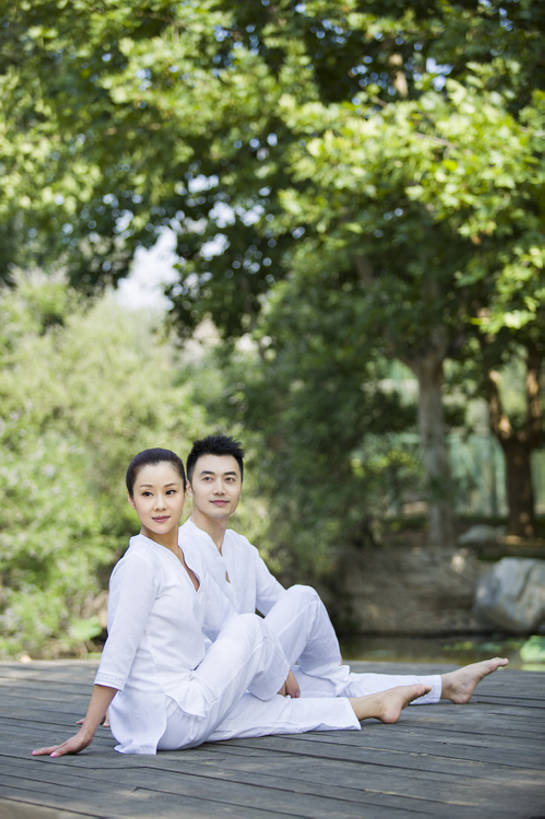 东方人,成年人,两个人,坐,竖图,室外,白天,侧面,爱情,锻炼,快乐,幸福,北京,中国,亚洲,并排,浪漫,扭头,注视,休闲装,光脚,树,自然,观察,看,手势,转头,休闲,健康,温暖,温馨,赤脚,禅,恩爱,放松,活力,平衡,亲密,恋人,瑜珈,摄影,生活方式,观看,宁静,协调,动作,和睦,察看,高雅,优美,享乐,简单,关注,清新,肖像,合伙,东亚,陪同,柔和,灵性,陪伴,无忧无虑,男性,年轻男性,年轻女性,女人,女性,亚洲人,中国人,年轻人,情侣,休闲活动,坐着,彩图,全身,欢乐,伴侣,和蔼,融洽,打手势,摆拍,伴随,双人瑜伽,bj175