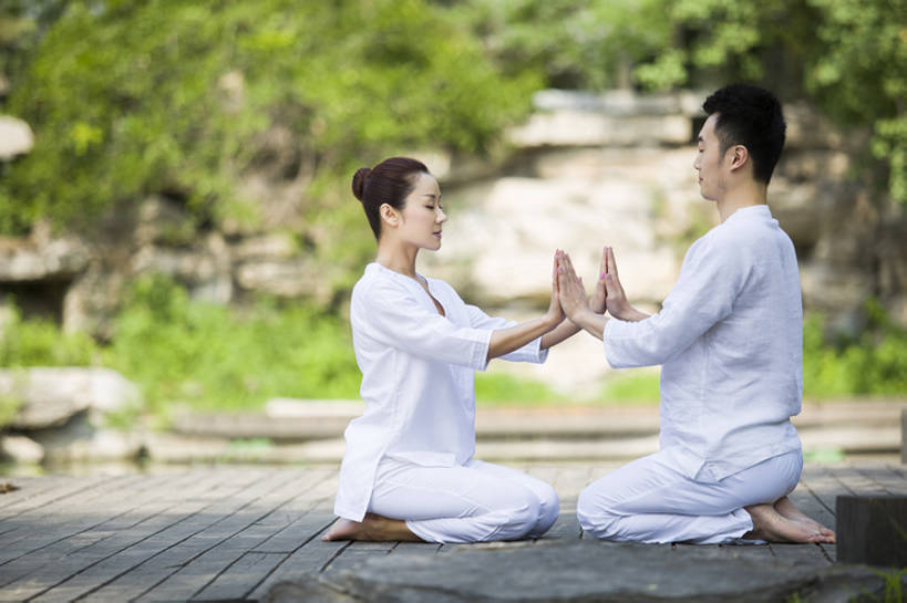 东方人,成年人,手掌,两个人,坐,横图,室外,白天,侧面,爱情,锻炼,快乐,自由,幸福,北京,日光,中国,亚洲,连接,浪漫,休闲装,光脚,树,自然,手势,休闲,健康,思考,温暖,温馨,面对面,赤脚,禅,恩爱,放松,活力,平衡,亲密,想,沉思,恋人,瑜珈,摄影,生活方式,宁静,协调,动作,和睦,专心,高雅,优美,享乐,简单,清新,发髻,合伙,弹性,东亚,陪同,柔和,灵性,陪伴,无忧无虑,男性,年轻男性,年轻女性,女人,女性,亚洲人,中国人,年轻人,情侣,休闲活动,闭着眼睛,触摸,跪着,坐着,彩图,全身,欢乐,伴侣,和蔼,融洽,打手势,摆拍,伴随,双人瑜伽,bj175