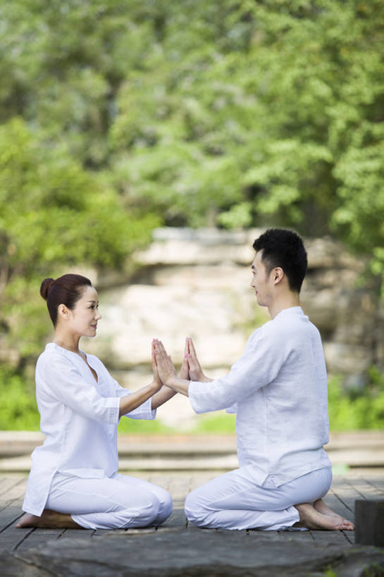 东方人,成年人,手掌,两个人,坐,微笑,竖图,室外,白天,侧面,爱情,锻炼,快乐,自由,幸福,北京,日光,中国,亚洲,连接,浪漫,休闲装,光脚,树,自然,手势,休闲,健康,温暖,温馨,面对面,赤脚,禅,恩爱,放松,活力,平衡,亲密,沉思,恋人,瑜珈,摄影,生活方式,宁静,协调,动作,和睦,专心,高雅,优美,享乐,简单,清新,发髻,合伙,弹性,东亚,陪同,柔和,灵性,陪伴,无忧无虑,男性,年轻男性,年轻女性,女人,女性,亚洲人,中国人,年轻人,情侣,休闲活动,触摸,跪着,坐着,彩图,全身,欢乐,伴侣,和蔼,融洽,打手势,摆拍,伴随,双人瑜伽,bj175