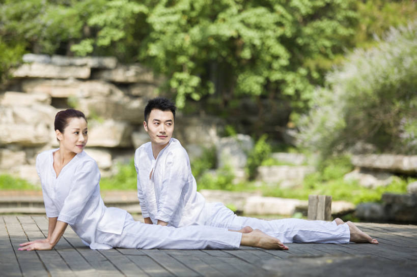 东方人,成年人,两个人,横图,室外,白天,侧面,爱情,锻炼,快乐,自由,幸福,北京,日光,中国,亚洲,浪漫,扭头,注视,休闲装,光脚,树,自然,观察,看,趴着,手势,转头,休闲,健康,温暖,温馨,赤脚,禅,恩爱,放松,活力,平衡,亲密,恋人,瑜珈,摄影,生活方式,观看,宁静,支撑,协调,动作,和睦,察看,专心,下腰,高雅,优美,享乐,简单,关注,清新,发髻,合伙,弹性,东亚,陪同,柔和,灵性,陪伴,无忧无虑,男性,年轻男性,年轻女性,女人,女性,亚洲人,中国人,年轻人,情侣,休闲活动,彩图,全身,欢乐,伴侣,和蔼,融洽,打手势,摆拍,伴随,双人瑜伽,bj175