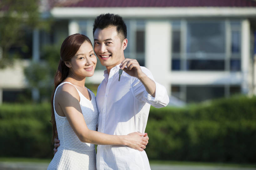 东方人,成年人,两个人,丈夫,妻子,笑,微笑,露齿笑,横图,室外,白天,正面,时尚,快乐,自由,幸福,成功,北京,日光,中国,亚洲,连接,握,房屋,庭院,钥匙,注视,休闲装,树,绿色,夏天,观察,看,站着,亲密,搭,握着,财富,摄影,介绍,观看,察看,住房,享乐,合影,搭着,关注,房地产,肖像,出示,东亚,陪同,陪伴,无忧无虑,男人,男性,年轻男性,年轻女性,女人,女性,亚洲人,中国人,年轻人,情侣,拥抱,半身,彩图,欢乐,居住区,伴随,bj175