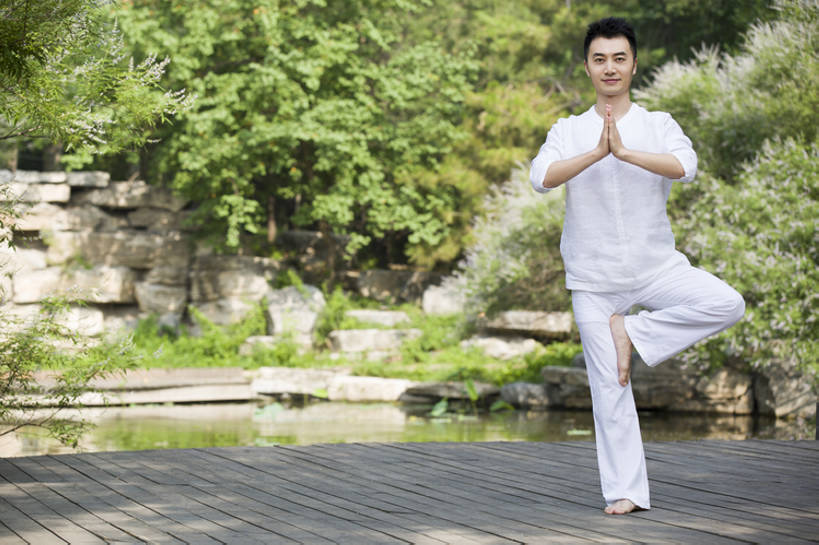 东方人,成年人,一个人,公园,站,握手,横图,室外,白天,正面,锻炼,瑜伽,快乐,自由,幸福,运动,北京,中国,亚洲,仅一个男性,仅一个人,伸展,休闲装,光脚,树,仅一个年轻男性,自然,站着,休闲,健康,赤脚,禅,放松,活力,平衡,舒展,养生,瑜珈,摄影,生活方式,宁静,单腿,支撑,协调,动作,控制,专心,优美,享乐,清新,弹性,东亚,树式,柔和,灵性,普拉提训练法,无忧无虑,体育,男人,男性,年轻男性,亚洲人,中国人,年轻人,休闲活动,搀手,拉手,手拉手,手握手,站立,彩图,全身,健身,欢乐,和蔼,bj175