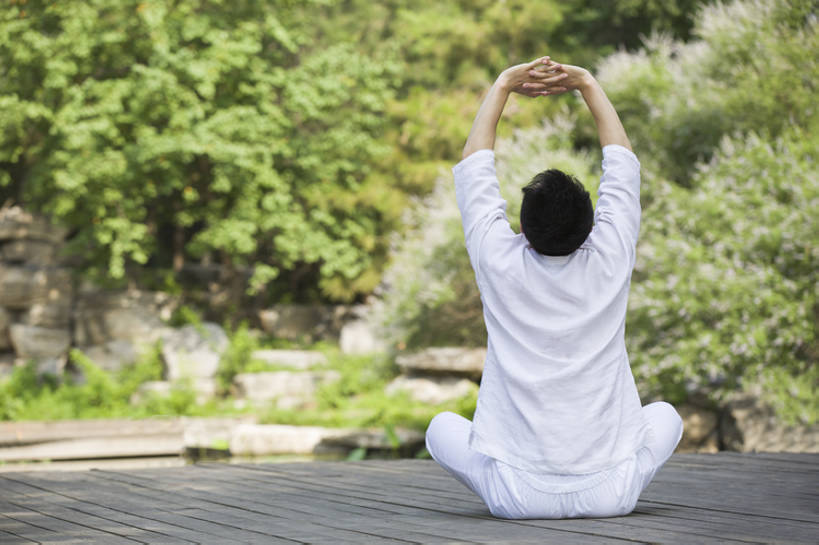 东方人,成年人,一个人,公园,坐,举,盘腿,横图,室外,白天,锻炼,自由,北京,中国,亚洲,仅一个男性,仅一个人,伸展,休闲装,树,仅一个年轻男性,背面,自然,托,休闲,健康,禅,放松,活力,平衡,想,舒展,瑜珈,摄影,生活方式,宁静,协调,后背,动作,控制,专心,优美,清新,弹性,东亚,柔和,灵性,普拉提训练法,无忧无虑,男人,男性,年轻男性,亚洲人,中国人,年轻人,休闲活动,举起,举手,举着,盘腿而坐,盘膝,盘着腿的,盘着腿坐,双腿交叉,向上举,向上伸,向上托,仰头,张开手臂,坐着,彩图,全身,和蔼,bj175