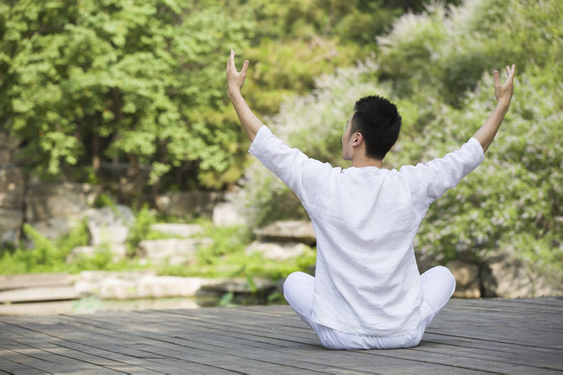 东方人,成年人,一个人,公园,坐,举,盘腿,横图,室外,白天,锻炼,快乐,自由,幸福,北京,中国,亚洲,仅一个男性,仅一个人,伸展,休闲装,树,仅一个年轻男性,背面,自然,托,休闲,健康,禅,放松,活力,平衡,舒展,瑜珈,摄影,生活方式,宁静,协调,后背,动作,控制,专心,优美,享乐,清新,弹性,东亚,柔和,灵性,普拉提训练法,无忧无虑,男人,男性,年轻男性,亚洲人,中国人,年轻人,休闲活动,举起,举手,举着,盘腿而坐,盘膝,盘着腿的,盘着腿坐,双腿交叉,向上举,向上伸,向上托,张开手臂,坐着,彩图,全身,欢乐,和蔼,bj175