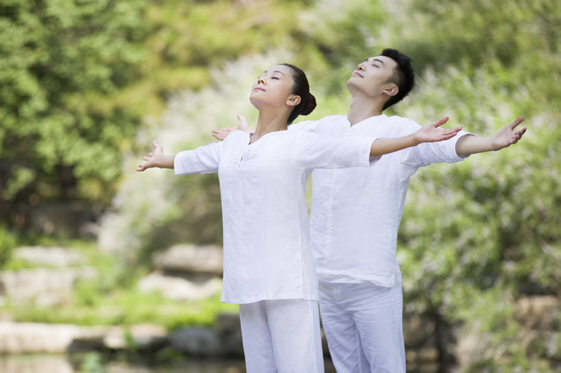 东方人,成年人,手掌,两个人,公园,横图,室外,白天,侧面,爱情,锻炼,快乐,自由,幸福,北京,中国,亚洲,浪漫,休闲装,光脚,树,自然,站着,休闲,健康,思考,温暖,温馨,赤脚,禅,恩爱,放松,活力,平衡,亲密,想,沉思,恋人,瑜珈,摄影,生活方式,宁静,协调,动作,和睦,控制,专心,优美,享乐,清新,弹性,东亚,陪同,柔和,灵性,一致,陪伴,普拉提训练法,无忧无虑,男人,男性,年轻男性,年轻女性,女人,女性,亚洲人,中国人,年轻人,情侣,休闲活动,闭着眼睛,仰头,张开手臂,彩图,欢乐,伴侣,和蔼,融洽,伴随,双人瑜伽,bj175