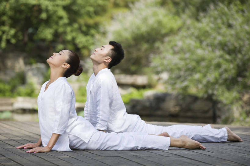 东方人,成年人,两个人,横图,室外,白天,侧面,爱情,锻炼,快乐,自由,幸福,北京,日光,中国,亚洲,浪漫,休闲装,光脚,树,自然,趴着,休闲,健康,思考,温暖,温馨,赤脚,禅,恩爱,放松,活力,平衡,亲密,想,沉思,恋人,瑜珈,摄影,生活方式,宁静,支撑,协调,动作,和睦,控制,专心,下腰,高雅,优美,享乐,简单,清新,发髻,合伙,弹性,东亚,陪同,眼镜蛇式,柔和,灵性,一致,陪伴,普拉提训练法,无忧无虑,男性,年轻男性,年轻女性,女人,女性,亚洲人,中国人,年轻人,情侣,休闲活动,闭着眼睛,仰头,彩图,全身,欢乐,伴侣,和蔼,融洽,摆拍,伴随,双人瑜伽,bj175