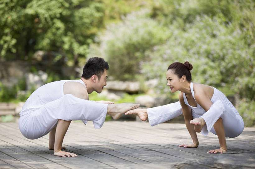 东方人,成年人,两个人,微笑,横图,室外,白天,侧面,锻炼,时尚,快乐,幸福,合作,北京,日光,中国,亚洲,伸展,对称,背心,半空,休闲装,光脚,树,绿色,自然,夏天,手势,休闲,健康,面对面,赤脚,放松,力量,平衡,亲密,舒展,瑜珈,摄影,生活方式,张开双腿,支撑,高雅,优美,享乐,决心,爱好,户外活动,弹性,东亚,陪同,柔和,技能,陪伴,展开双腿,团结,男人,男性,年轻男性,年轻女性,女人,女性,亚洲人,中国人,年轻人,情侣,休闲活动,彩图,全身,欢乐,打手势,伸展双腿,伴随,双人瑜伽,bj175