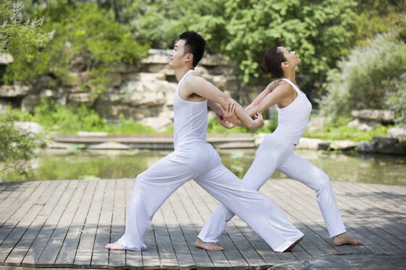 东方人,成年人,两个人,微笑,横图,室外,白天,侧面,锻炼,时尚,快乐,幸福,合作,团队,北京,日光,中国,亚洲,连接,伸展,握,对称,背心,休闲装,光脚,树,绿色,自然,夏天,手势,站着,休闲,健康,赤脚,放松,亲密,背对背,舒展,握着,瑜珈,摄影,生活方式,张开双腿,支撑,高雅,优美,享乐,爱好,户外活动,弹性,东亚,背手,陪同,柔和,技能,陪伴,展开双腿,团结,男人,男性,年轻男性,年轻女性,女人,女性,亚洲人,中国人,年轻人,情侣,休闲活动,手牵手,彩图,全身,欢乐,打手势,伸展双腿,伴随,双人瑜伽,bj175