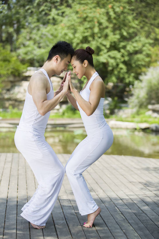 东方人,成年人,手掌,两个人,蹲,握手,微笑,竖图,室外,白天,侧面,锻炼,时尚,快乐,幸福,合作,团队,北京,日光,中国,亚洲,连接,对称,背心,休闲装,光脚,树,绿色,自然,夏天,手势,站着,休闲,健康,面对面,赤脚,放松,亲密,瑜珈,摄影,生活方式,踮脚,高雅,优美,享乐,爱好,户外活动,东亚,陪同,柔和,寂静,陪伴,团结,男人,男性,年轻男性,年轻女性,女人,女性,亚洲人,中国人,年轻人,情侣,休闲活动,闭着眼睛,搀手,拉手,手拉手,手握手,彩图,全身,欢乐,打手势,伴随,双人瑜伽,bj175