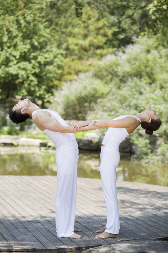 东方人,成年人,两个人,拉,竖图,室外,白天,侧面,锻炼,时尚,快乐,幸福,合作,团队,湖,北京,日光,中国,亚洲,连接,伸展,弯腰,握,对称,背心,休闲装,光脚,树,绿色,自然,夏天,手势,站着,休闲,健康,赤脚,放松,平衡,亲密,舒展,握着,瑜珈,摄影,生活方式,支撑,下腰,高雅,优美,享乐,爱好,户外活动,弹性,东亚,陪同,柔和,技能,寂静,陪伴,团结,男人,男性,年轻男性,年轻女性,女人,女性,亚洲人,中国人,年轻人,情侣,休闲活动,闭着眼睛,手牵手,彩图,全身,欢乐,打手势,伴随,双人瑜伽,bj175