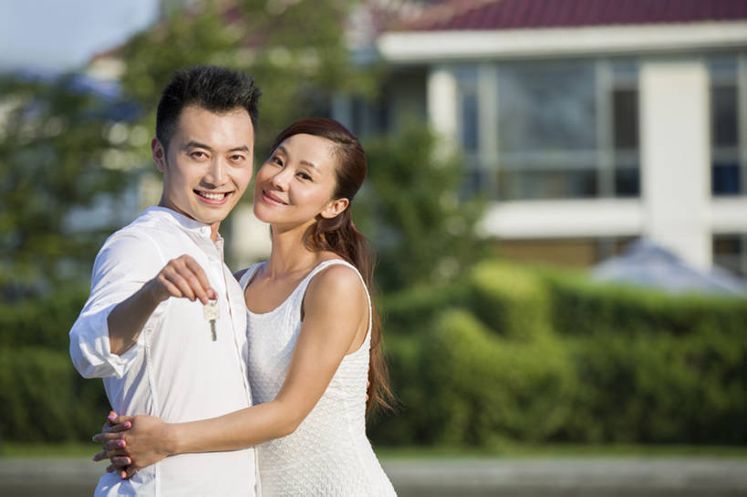 东方人,成年人,两个人,丈夫,妻子,笑,微笑,露齿笑,横图,室外,白天,正面,时尚,快乐,自由,幸福,成功,北京,日光,中国,亚洲,连接,握,房屋,庭院,钥匙,注视,休闲装,树,绿色,夏天,观察,看,站着,亲密,搭,握着,财富,摄影,介绍,观看,察看,住房,享乐,合影,搭着,关注,房地产,肖像,出示,东亚,陪同,陪伴,无忧无虑,男人,男性,年轻男性,年轻女性,女人,女性,亚洲人,中国人,年轻人,情侣,拥抱,半身,彩图,欢乐,居住区,伴随,bj175