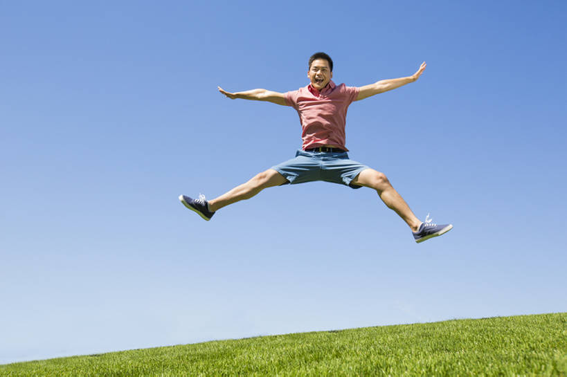 东方人,成年人,一个人,学生,公园,跳,举,笑,微笑,露齿笑,横图,室外,白天,留白,正面,旅游,度假,快乐,兴奋,自由,幸福,热情,草地,草坪,美景,北京,中国,亚洲,仅一个男性,仅一个人,短裤,欢呼,景观,半空,玩,T恤,注视,休闲装,娱乐,刺激,草,仅一个年轻男性,蓝色,绿色,蓝天,天空,自然,绿地,夏天,观察,看,托,张嘴,享受,休闲,健康,景色,放松,活力,乐趣,平衡,摄影,生活方式,观看,察看,享乐,关注,清新,自然风光,肖像,户外活动,张大嘴巴,东亚,无忧无虑,男人,男性,年轻男性,亚洲人,中国人,年轻人,大学生,张开嘴,休闲活动,举起,举手,举着,向上举,向上伸,向上托,张开手臂,彩图,全身,欢乐,开合跳,bj175