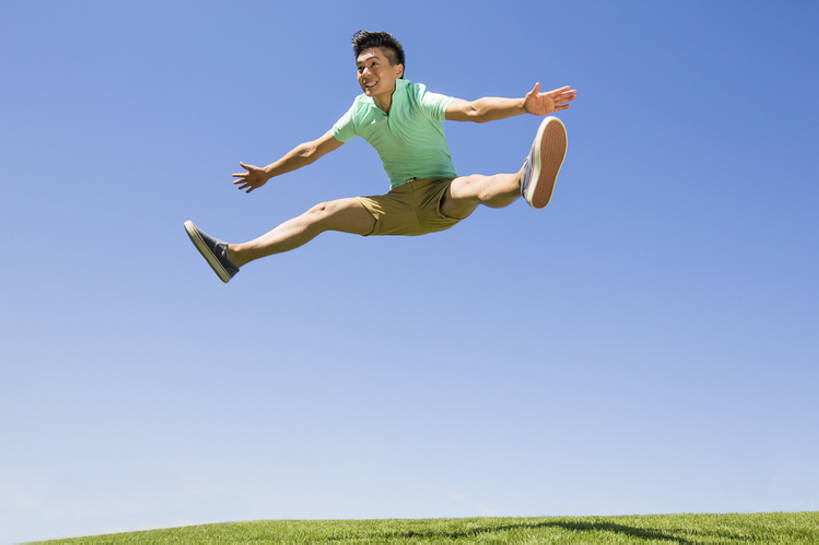 东方人,成年人,一个人,学生,公园,跳,笑,微笑,露齿笑,横图,室外,白天,留白,正面,旅游,度假,快乐,兴奋,自由,幸福,热情,草地,草坪,美景,北京,中国,亚洲,仅一个男性,仅一个人,短裤,欢呼,景观,半空,玩,T恤,休闲装,娱乐,刺激,草,仅一个年轻男性,蓝色,绿色,蓝天,天空,自然,绿地,夏天,张嘴,享受,休闲,健康,景色,放松,活力,乐趣,平衡,摄影,生活方式,享乐,清新,自然风光,户外活动,张大嘴巴,东亚,无忧无虑,男人,男性,年轻男性,亚洲人,中国人,年轻人,大学生,张开嘴,休闲活动,张开手臂,彩图,全身,欢乐,开合跳,好消息,bj175