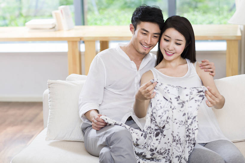 成年人,两个人,家庭,夫妻,丈夫,妻子,家,客厅,笑,微笑,露齿笑,横图,室内,白天,正面,爱情,快乐,幸福,窗户,沙发,北京,中国,亚洲,一排,连接,握,整齐,并排,房屋,公寓,浪漫,休闲装,现代,排列,衣服,看,靠,靠着,休闲,舒服,温暖,温馨,一家人,恩爱,放松,亲密,搭,握着,恋人,摄影,生活方式,和睦,起居室,舒适,住房,享乐,搭着,队列,房地产,情侣装,东亚,陪同,陪伴,无忧无虑,男性,年轻男性,年轻女性,女人,女性,亚洲人,中国人,年轻人,夫妇,情侣,休闲活动,拥抱,坐着,彩图,欢乐,当代,伴侣,融洽,伴随,bj175