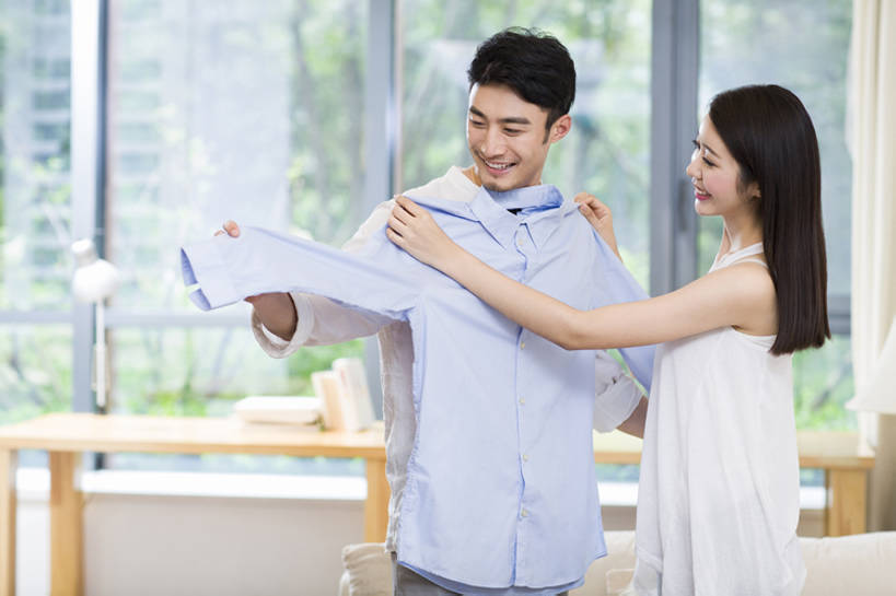 成年人,两个人,家庭,夫妻,丈夫,妻子,家,客厅,笑,微笑,露齿笑,横图,室内,白天,正面,衬衫,爱情,快乐,幸福,窗户,北京,中国,亚洲,一排,连接,握,整齐,房屋,公寓,浪漫,休闲装,现代,排列,衣服,看,试穿,站着,休闲,温暖,温馨,一家人,恩爱,放松,亲密,握着,恋人,摄影,生活方式,和睦,起居室,住房,享乐,队列,房地产,情侣装,东亚,陪同,陪伴,无忧无虑,男性,年轻男性,年轻女性,女人,女性,亚洲人,中国人,年轻人,夫妇,情侣,休闲活动,张开手臂,半身,彩图,欢乐,当代,伴侣,融洽,伴随,bj175