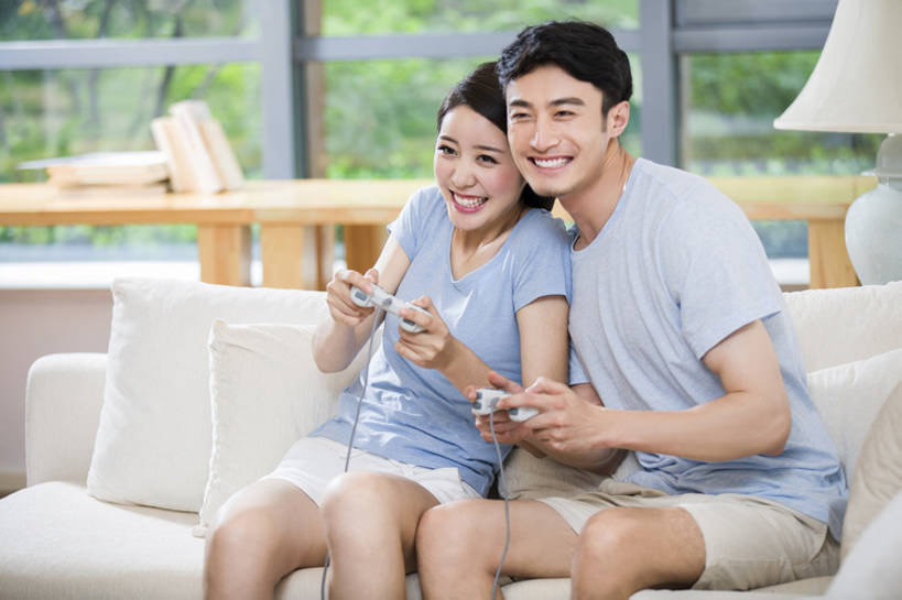 东方人,成年人,两个人,家庭,夫妻,丈夫,妻子,家,客厅,推,笑,微笑,露齿笑,横图,室内,正面,爱情,游戏,快乐,兴奋,幸福,热情,比赛,竞争,技术,科技,窗户,沙发,北京,中国,亚洲,连接,握,短裤,房屋,浪漫,玩,休闲装,娱乐,现代,刺激,夏天,靠,靠着,休闲,舒服,温暖,温馨,一家人,短袖,恩爱,放松,活力,乐趣,亲密,握着,恋人,摄影,游戏机,生活方式,活动,操纵杆,和睦,控制,专心,起居室,舒适,掌上游戏机,享乐,游戏手柄,发泄,清新,消遣,智力,掌机,房地产,爱好,改变,情侣装,玩游戏,东亚,陪同,便携式游戏机,手提游戏机,宣泄,陪伴,男人,男性,年轻男性,年轻女性,女人,女性,亚洲人,中国人,年轻人,夫妇,情侣,休闲活动,玩耍,嬉戏,坐着,彩图,欢乐,伴侣,融洽,精力,电子游戏机,计算机游戏,伴随,bj175