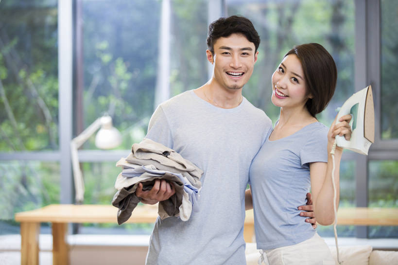 东方人,成年人,两个人,家庭,夫妻,丈夫,妻子,家庭主妇,家,客厅,笑,微笑,露齿笑,横图,室内,正面,爱情,家务,快乐,幸福,窗户,北京,中国,亚洲,一排,握,堆叠,整齐,铁,房屋,浪漫,休闲装,干净,现代,排列,衣服,夏天,站着,舒服,温暖,温馨,一家人,短袖,恩爱,活力,亲密,搭,握着,恋人,摄影,生活方式,和睦,起居室,舒适,享乐,风格,效率,搭着,队列,清新,运送,房地产,情侣装,东亚,陪同,陪伴,男人,男性,年轻男性,年轻女性,女人,女性,亚洲人,中国人,年轻人,夫妇,情侣,半身,彩图,欢乐,伴侣,融洽,家务劳动,伴随,bj175