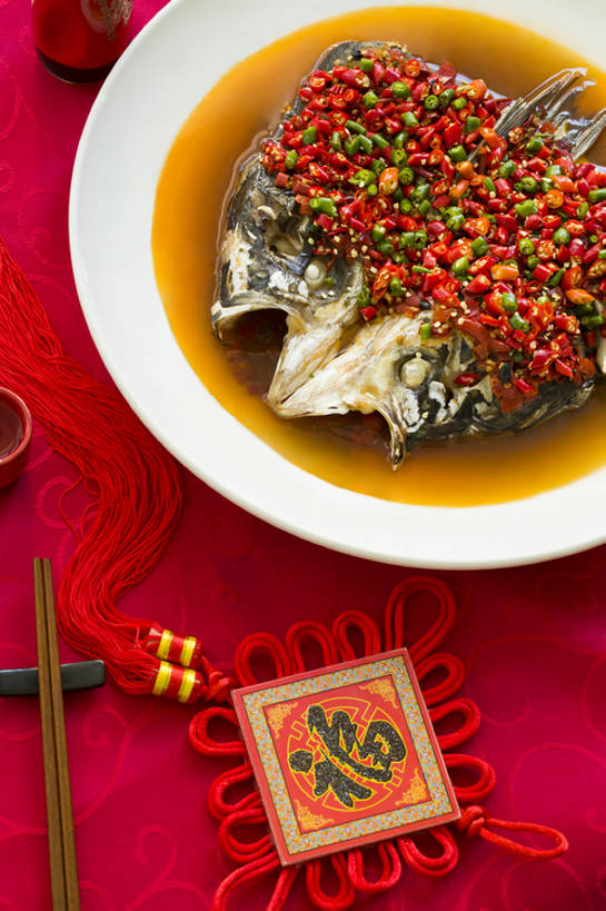 无人,竖图,特写,吃饭,晚餐,午餐,筷子,静物,餐具,北京,中国,春节,新年,亚洲,丰富,装饰,鲜艳,鱼,调料,熟食,香料,鱼肉,美味,食品,酒类,饮品,传统,剁椒,饮食,餐饮,桌布,食物,饮料,红色,福字,盘子,酒杯,中国结,中国菜,摄影,筷子架,膳食,可口,清新,中国文化,东亚,主菜,蒸菜,适口,湘菜,红辣椒,彩图,高角度拍摄,剁椒鱼头,传统文化,bj175